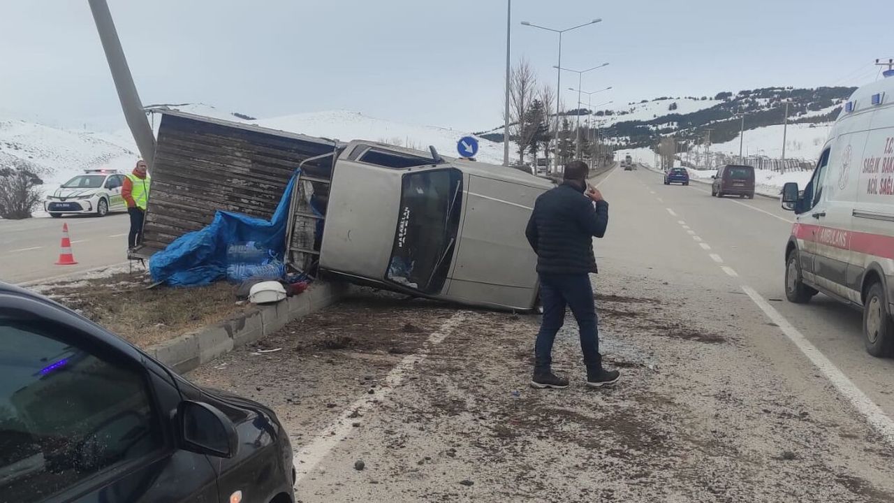 SON DAKİKA: Erzurum'da pikapla arabanın çarpıştığı trafik kazasında 1 ölü, 2 yaralı