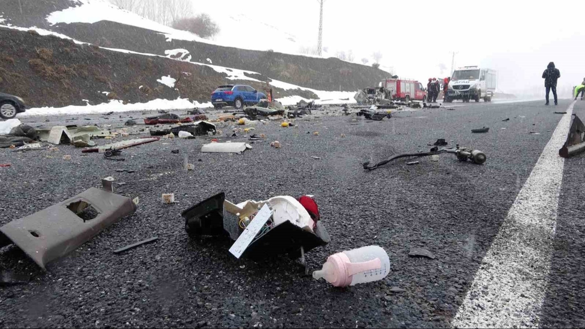 Tatvan'da kahreden kaza! 3 aylık bebekleriyle beraber can verdiler - STAR