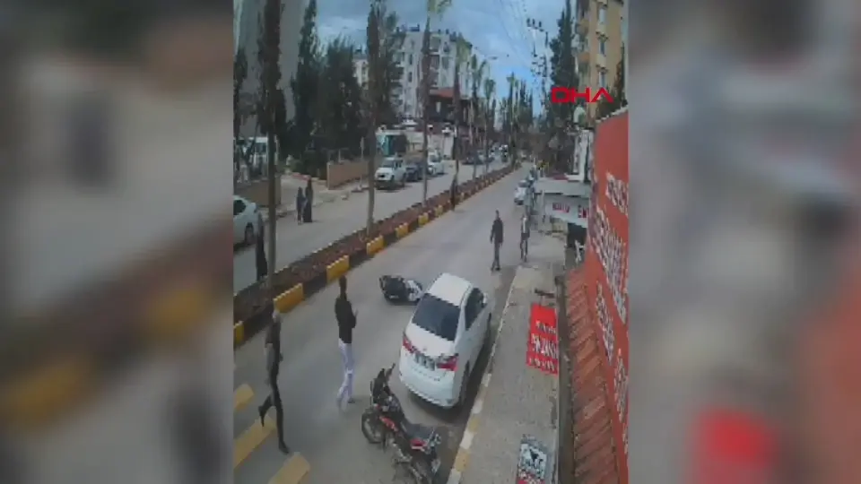 Hatay Reyhanlı'da kaza kamerada: Devrilen motosikletteki 2 kişi yaralandı