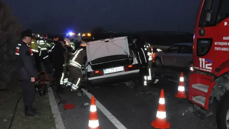 Manisa’da katliam gibi kaza! Üç otomobil birbirine girdi: Ölü ve yaralılar var