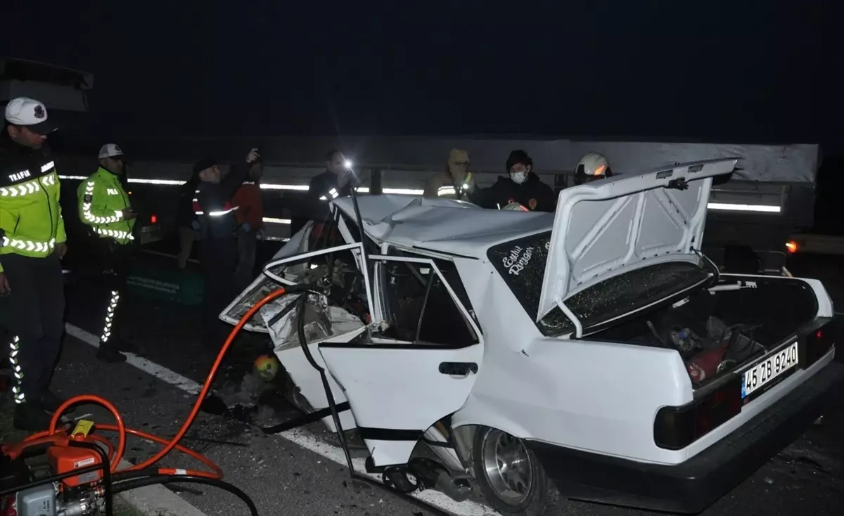 Salihli'de Trafik Kazası: 2 Ölü, 5 Yaralı