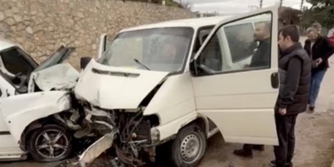Bursa'da arife sabahı kaza: İki otomobil çarpıştı, 7 kişi yaralandı