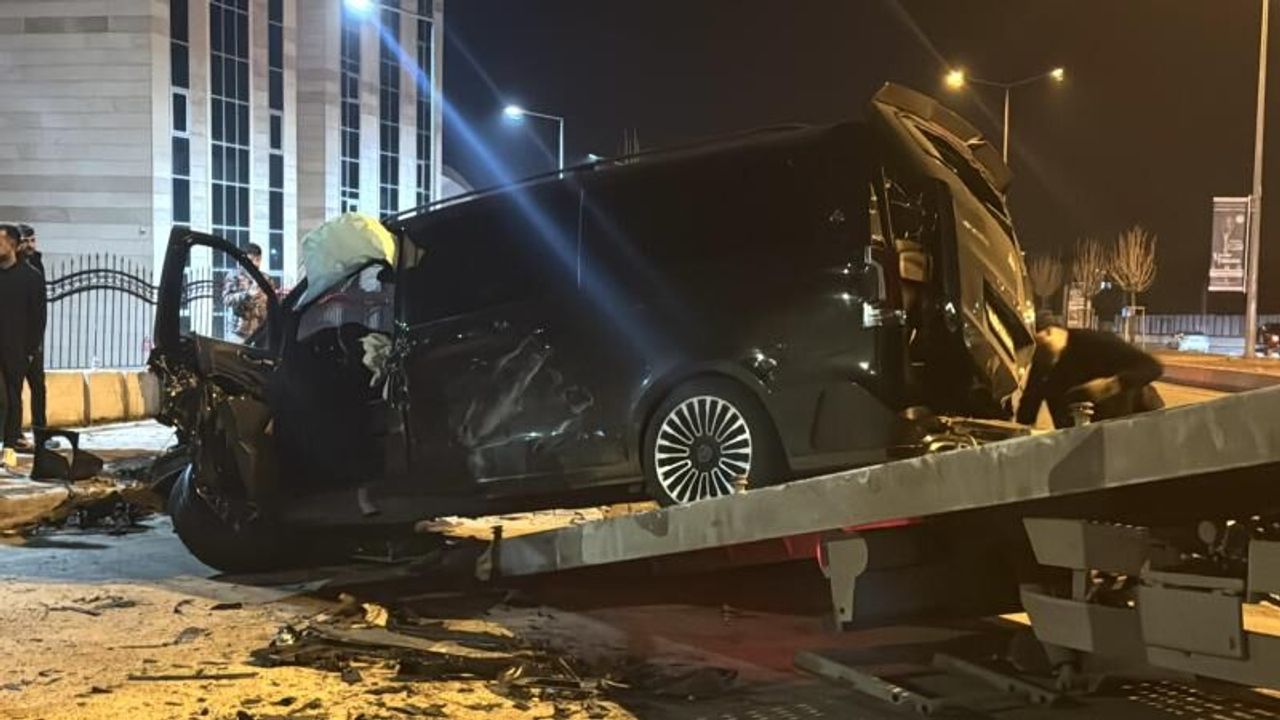 Erzurum'da zincirleme kaza:4 araç birbirine girdi!