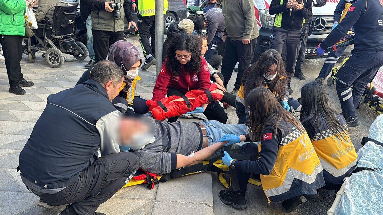 Eskişehir’de feci trafik kazası: Savrulan otomobil yayalara çarptı