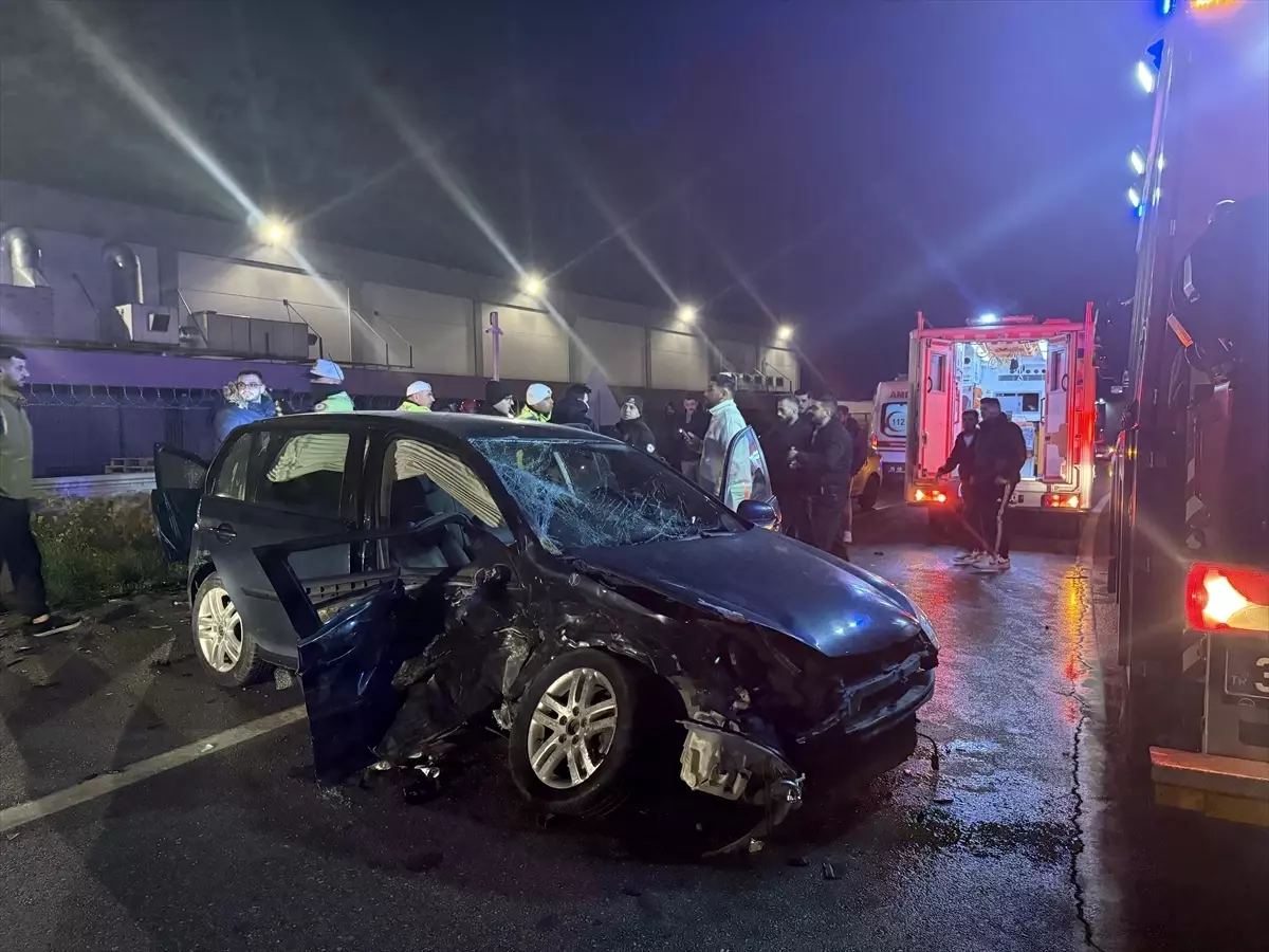 Kemalpaşa'da Trafik Kazası: 4 Yaralı