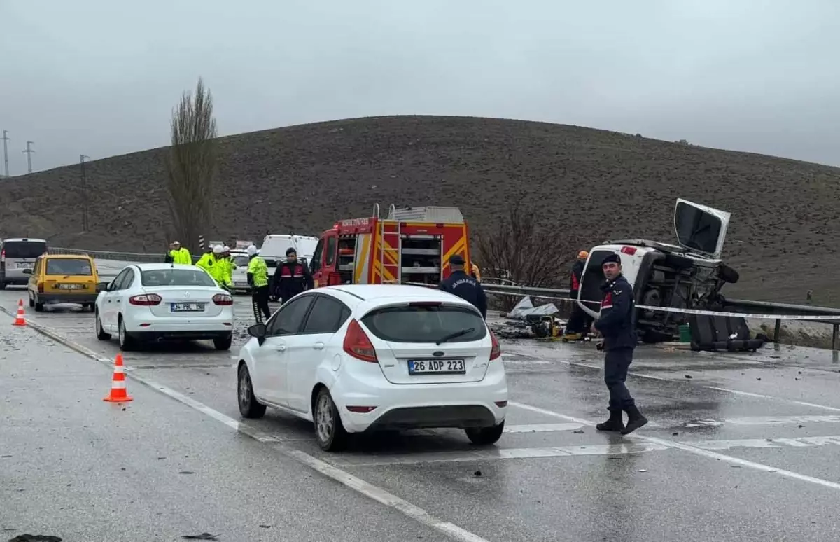 Konya'da Trafik Kazası: Baba ve Oğlu Hayatını Kaybetti
