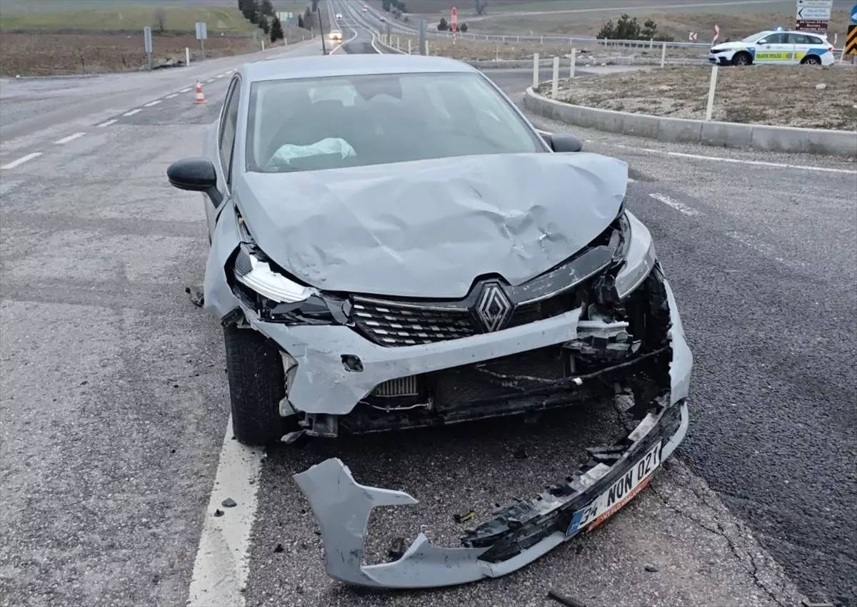 Kütahya'da Trafik Kazası: 2 Yaralı