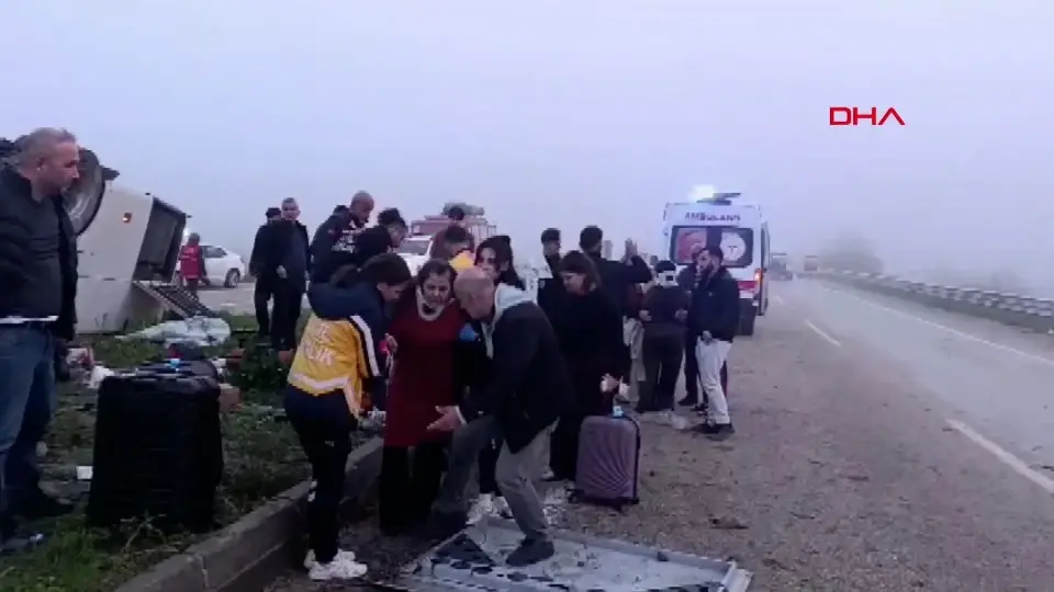 Adana'da yolcu otobüsü devrildi: Kozan'daki kazada 2 ölü, 20 yaralı