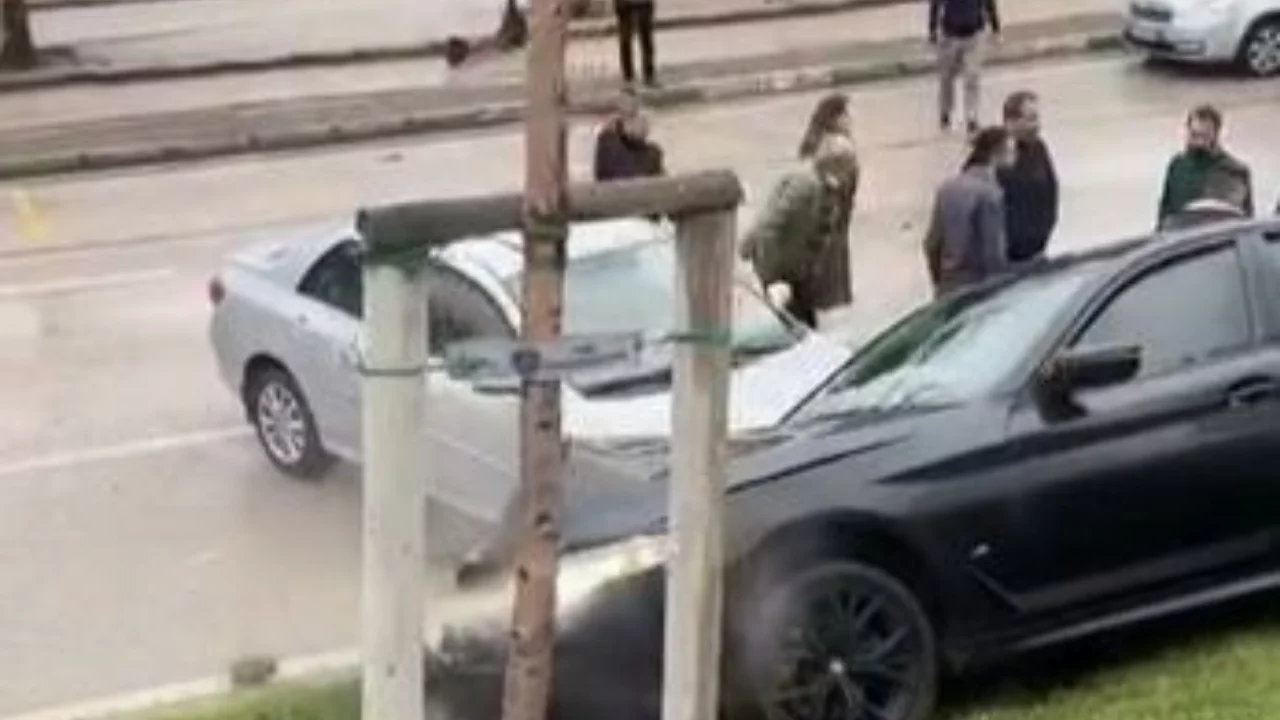 Bursa FSM Bulvarı'nda büyük kaza! Yol kenarına savruldu