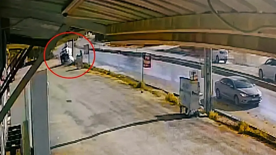 Hatay'da kaza: Otomobil prefabrik çarşıya daldı, 3 dükkan yıkıldı | HATAY HABERLERİ