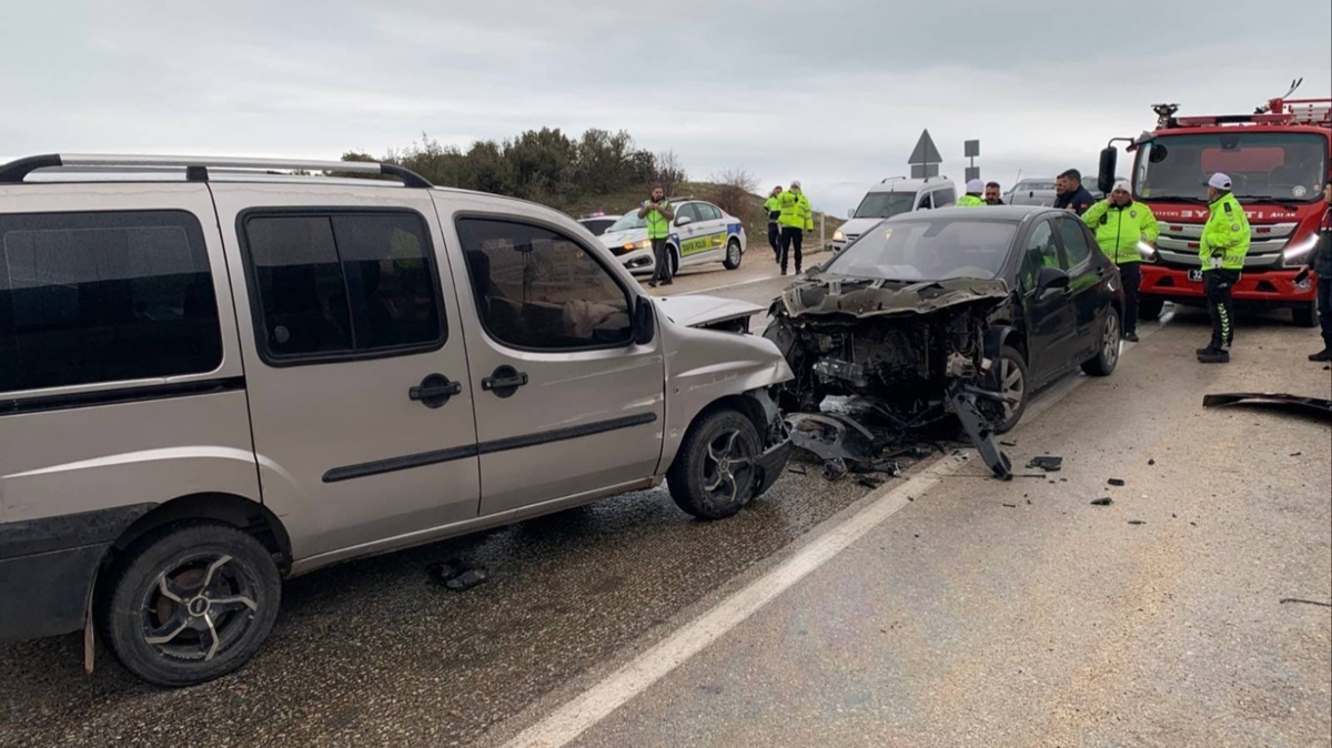 Isparta'da 3 araçlı feci kaza: Çok sayıda yaralı hastaneye kaldırıldı - STAR
