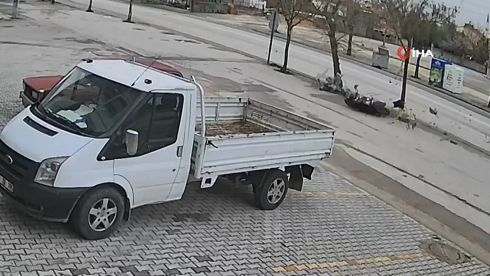 Konya'da meydana gelen kaza kamerada: Motosiklet sürücüsü ağır yaralı