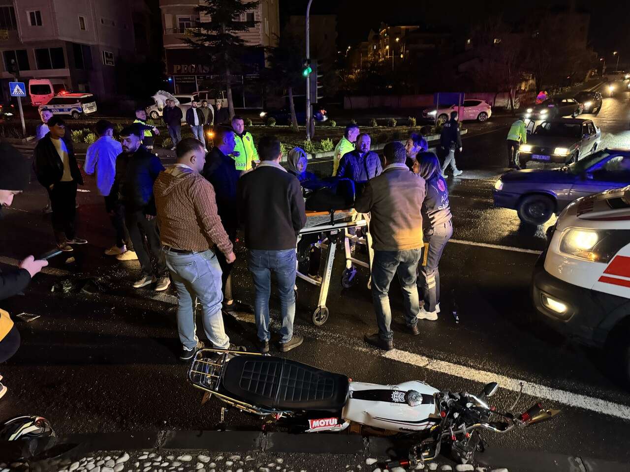 Nevşehir'de trafik kazası: Motosiklet ile otomobil çarpıştı, 3 kişi yaralandı