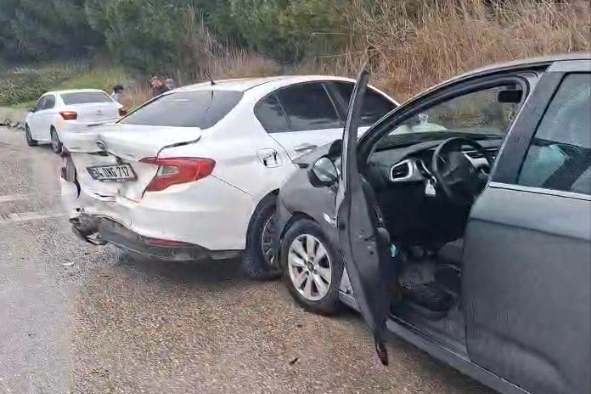 Otoyolda zincirleme trafik kazası; 4 araç birbirine girdi