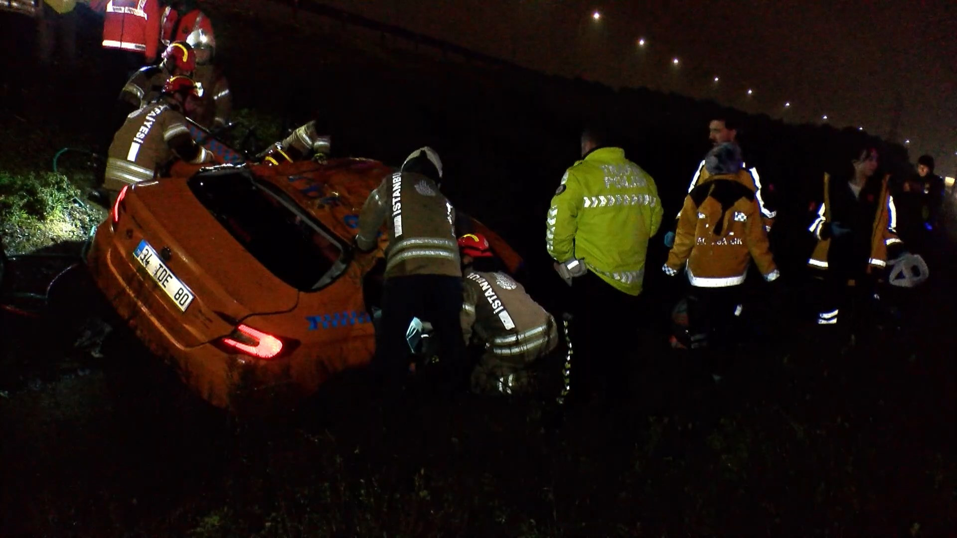 Pendik'te taksi su kanalına uçtu: 3 ölü, 1 yaralı