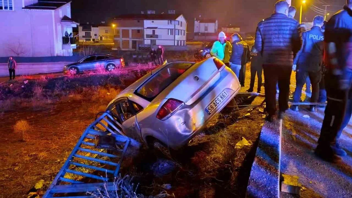 Sivas Suşehri'nde meydana gelen trafik kazasında 2 kişi yaralandı, birinin durumu ağır.