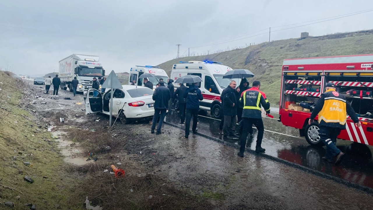 Bingöl'de feci kaza: Otomobil devrildi, 1 kişi hayatını kaybetti, 2 kişi yaralandı