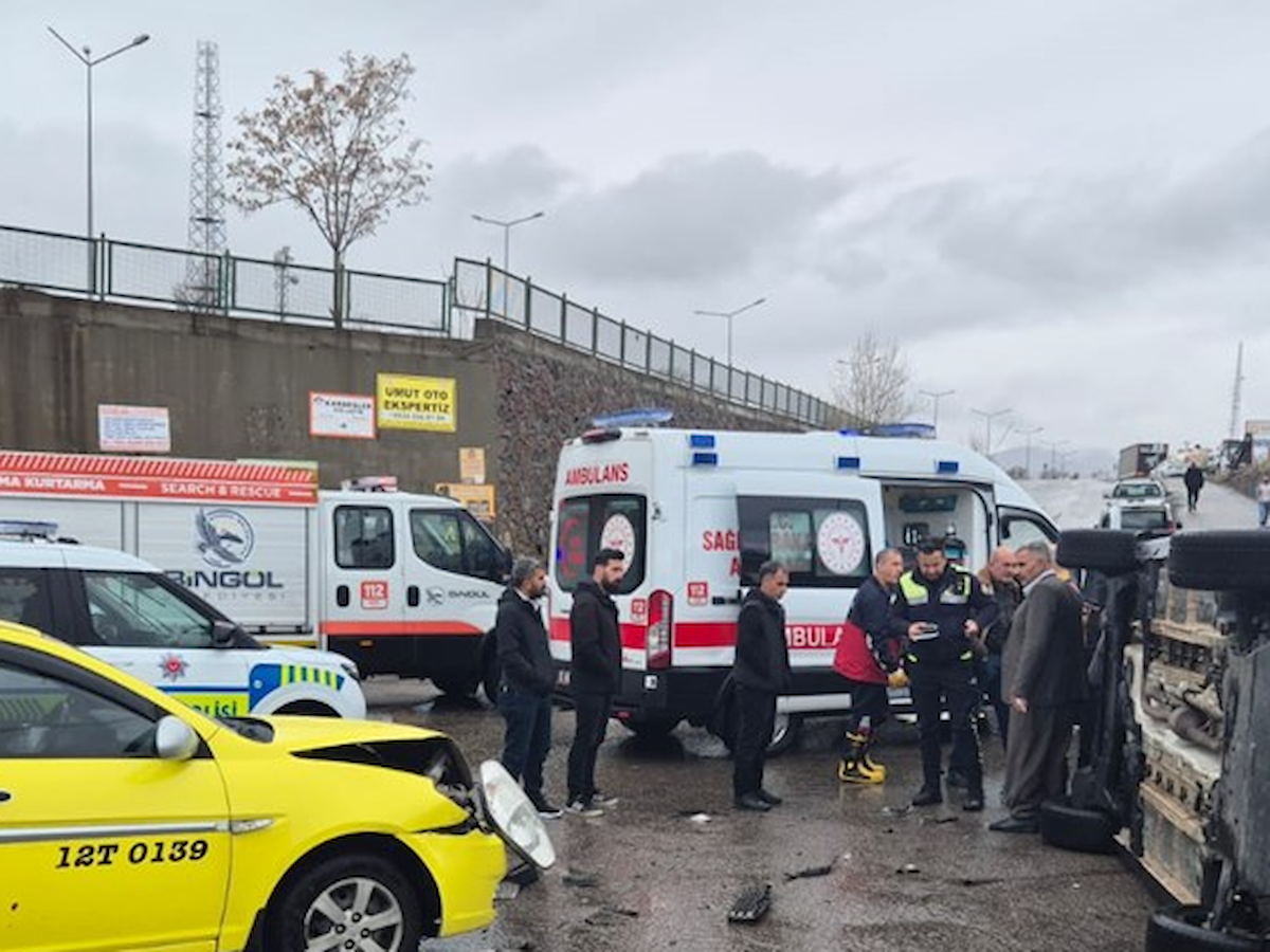 Bingöl'de trafik kazası: 5 kişi yaralandı