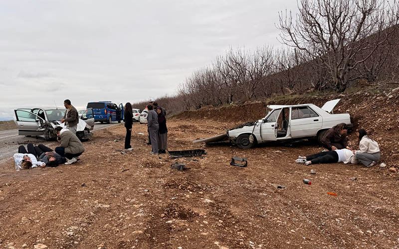 Denizli Haberleri – Denizli trafik kazası iki araç çarpıştı 4 kişi yaralandı Çivril