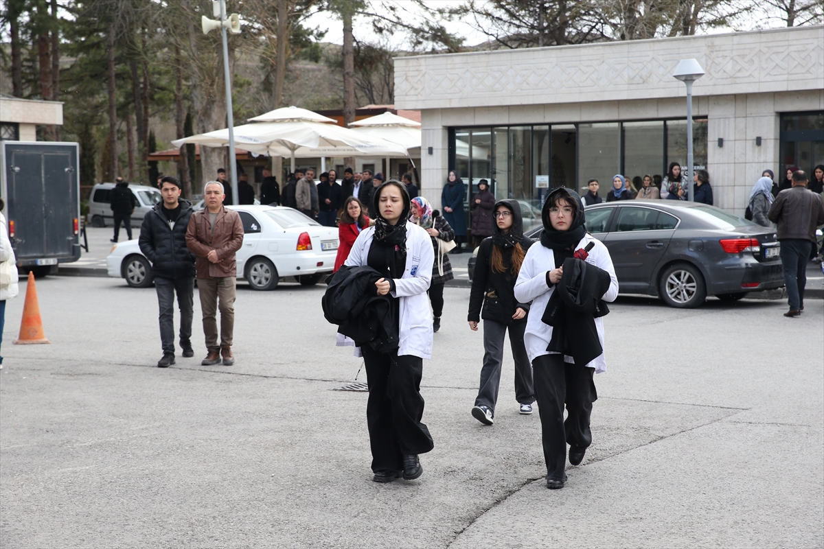 Kayseri’de trafik kazasında ölen tıp fakültesi öğrencisinin cenazesi defnedildi