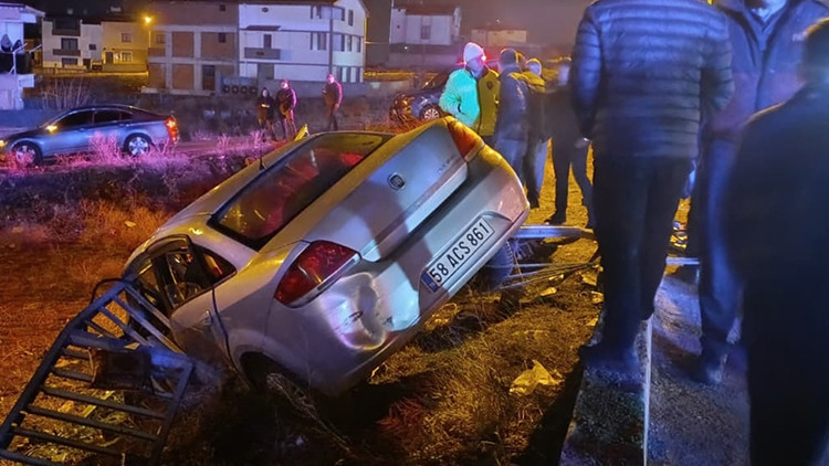 Otomobil bariyerlere çarptı: 1'i ağır 2 yaralı