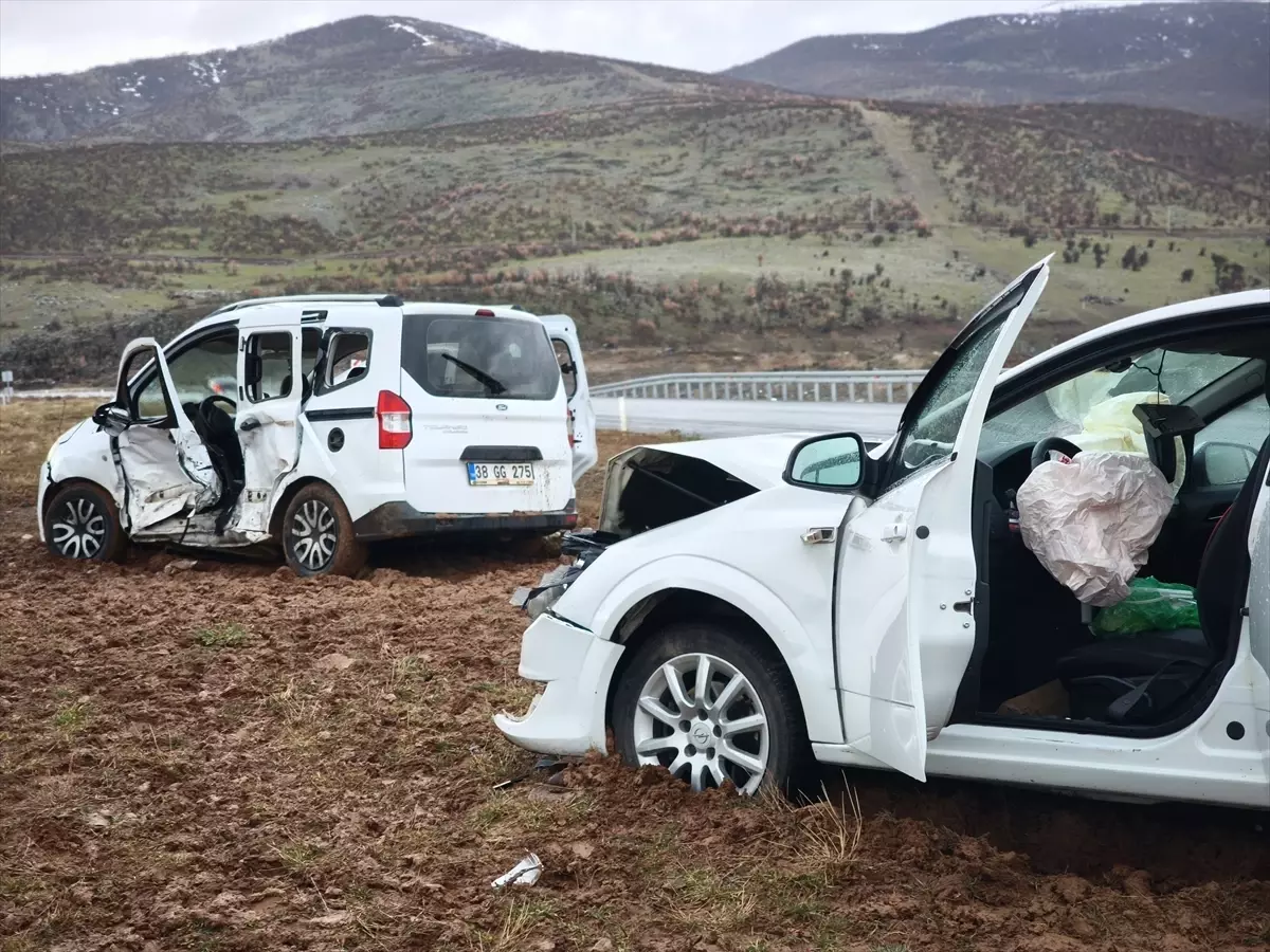 Bingöl'de Trafik Kazası: 13 Yaralı