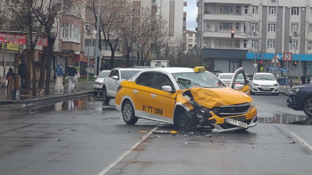 Diyarbakır'da maddi hasarlı trafik kazası