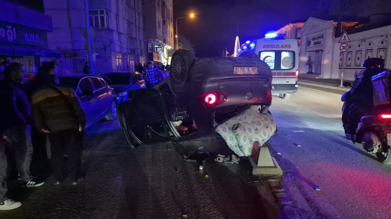 Hoşnudiye'de Korkutan Kaza: Otomobil Yolda Ters Döndü