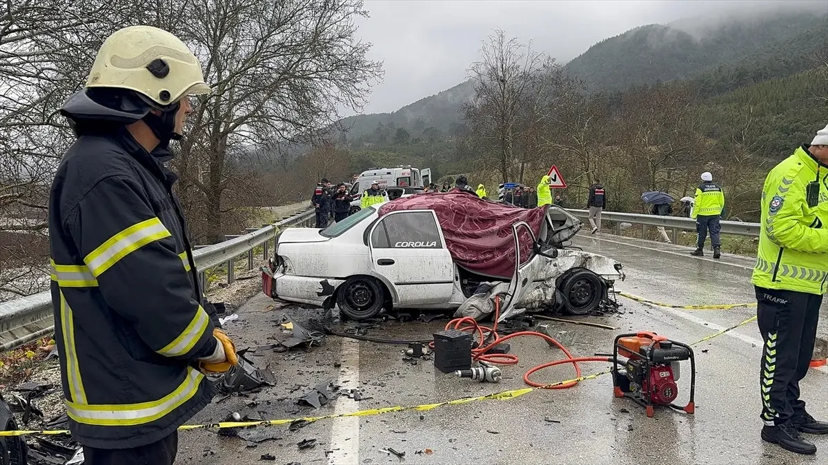 Isparta'da Trafik Kazası: 2 Ölü, 1 Yaralı