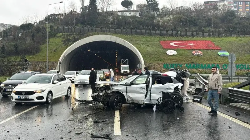 Sultangazi'de iki ayrı trafik kazası: 9 yaralı