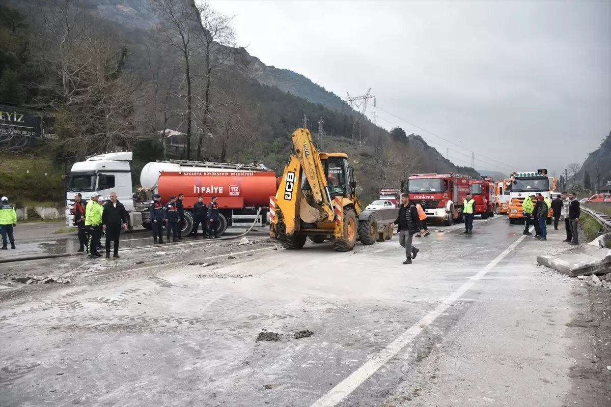Geyve'de Trafik Kazası: 2 Yaralı