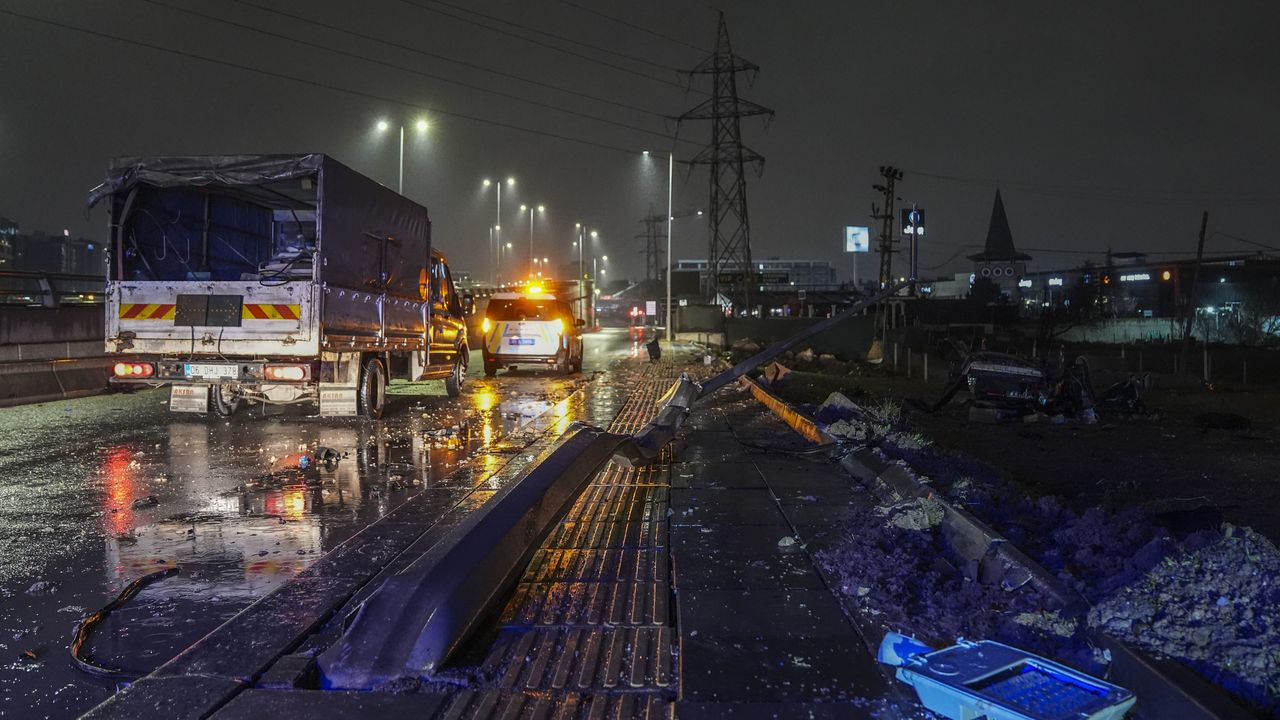 Ankara'da trafik kazası: Bariyer ve direğe çarpıp takla atan aracın sürücüsü öldü