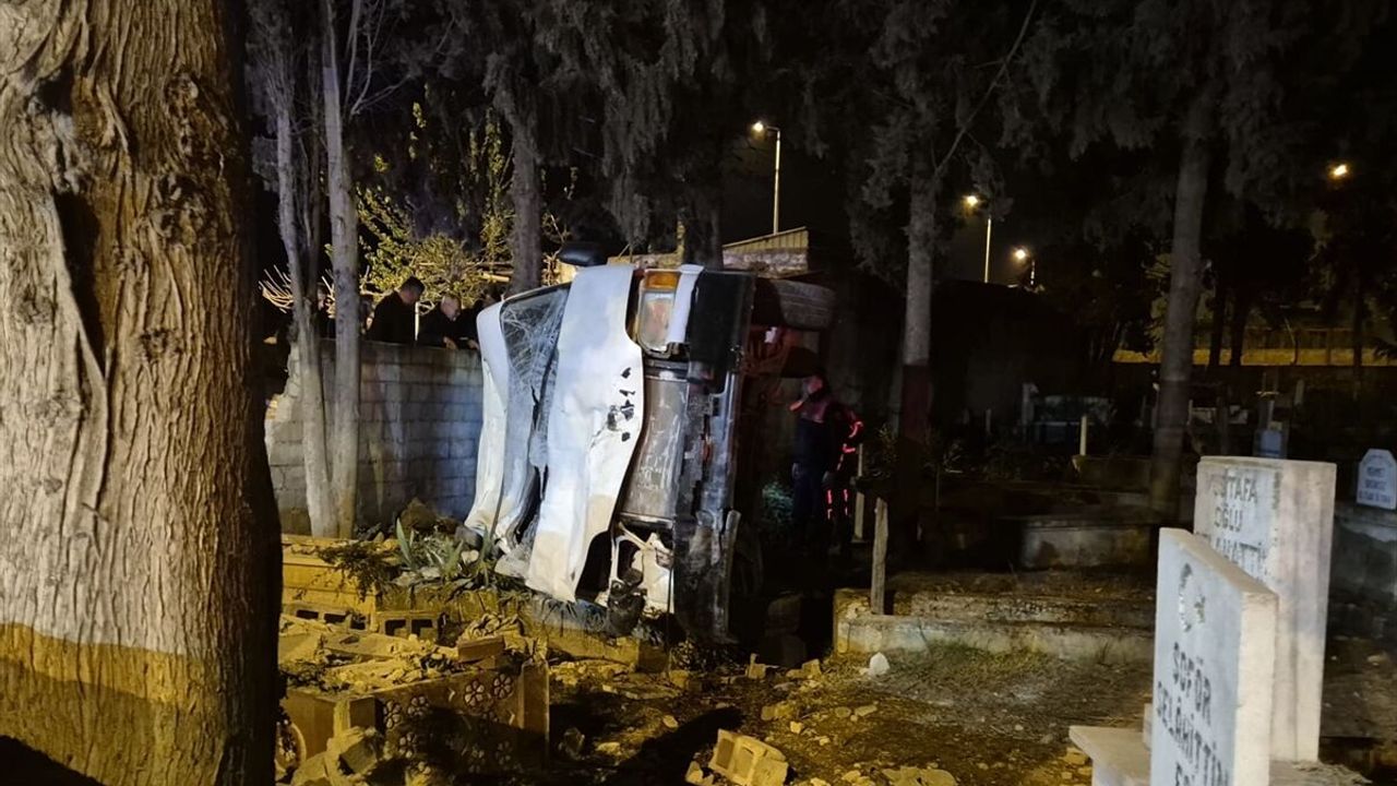 Aydın'da trafik kazası: Panelvan mezarlığa devrildi, 3 yaralı