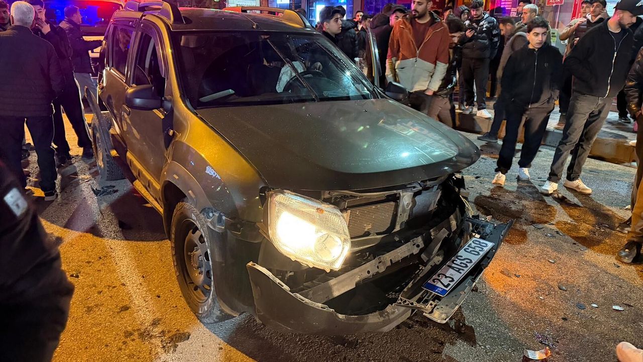 Elazığ'da SUV ile arabanın çarpıştığı trafik kazasında 3 yaralı