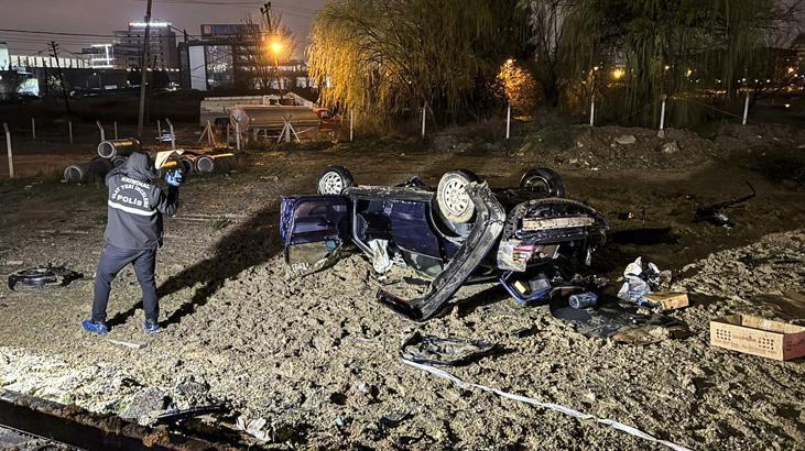 Feci kaza! Bariyer ve direğe çarpan otomobilin sürücüsü kurtarılamadı