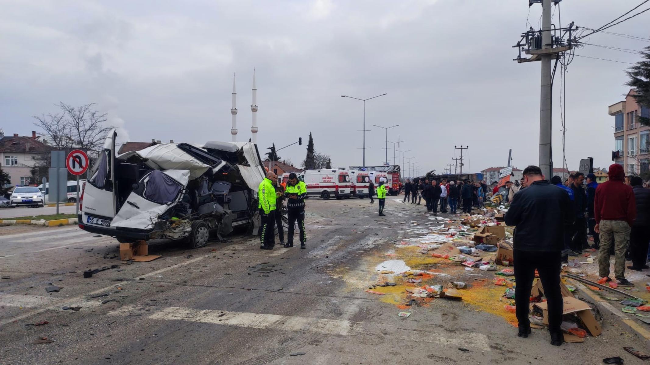 Kamyonun freni boşaldı cadde savaş alanına döndü. 19 yaralı