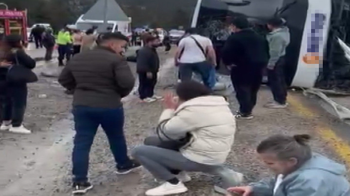 Konya'da yolcu otobüsü devrildi: 3'ü ağır 20 yaralı