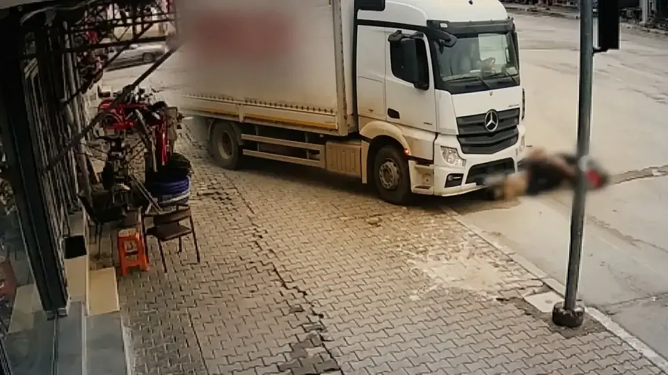 Osmaniye'deki motosiklet kazası kamerada: Kamyonun altında kaldı | OSMANİYE HABERLERİ