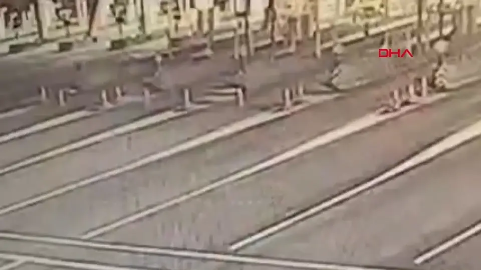 Pendik'te gişelere çarpan otomobil takla attı: O anlar kamerada