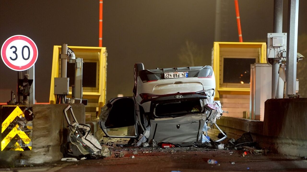 Pendik'te trafik kazası: Devrilen arabada 2 yaralı