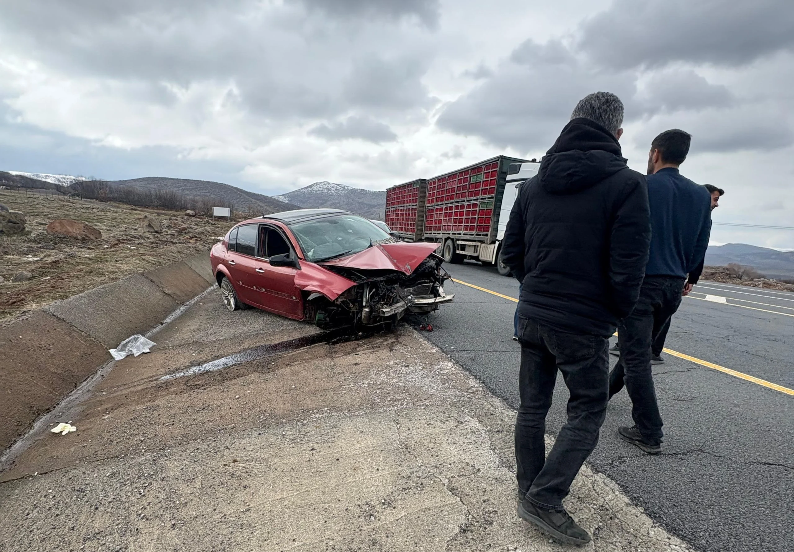 Bingöl’de otomobil trafik levhasına çarptı: 1 yaralı