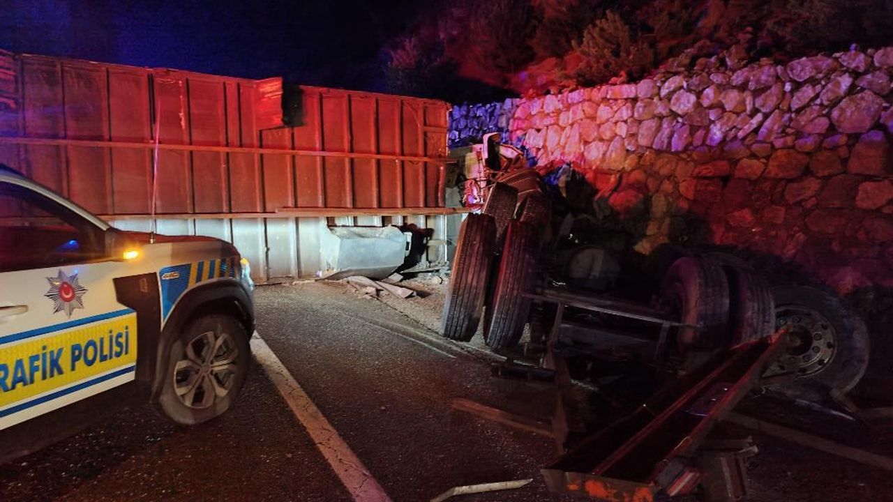 Çankırı'da tırın şarampole devrildiği trafik kazasında 3 yaralı