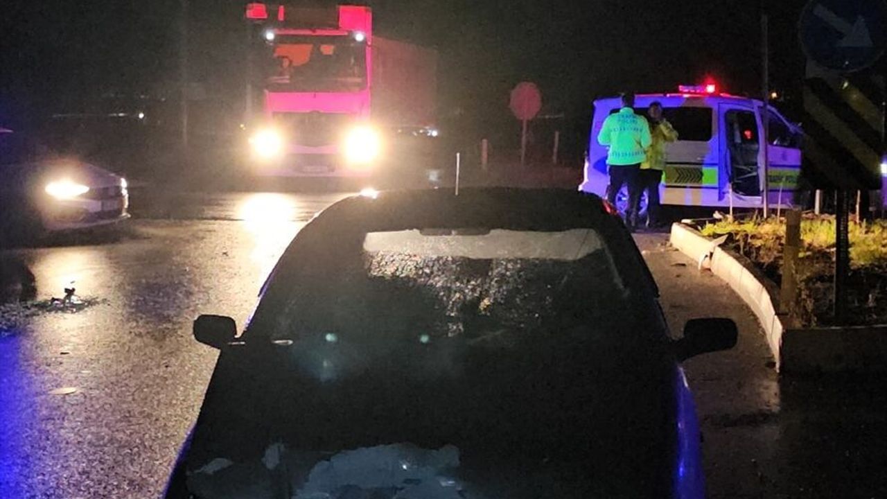 Çorum'da trafik kazası: Polis aracı ile araba çarpıştı, 3 yaralı