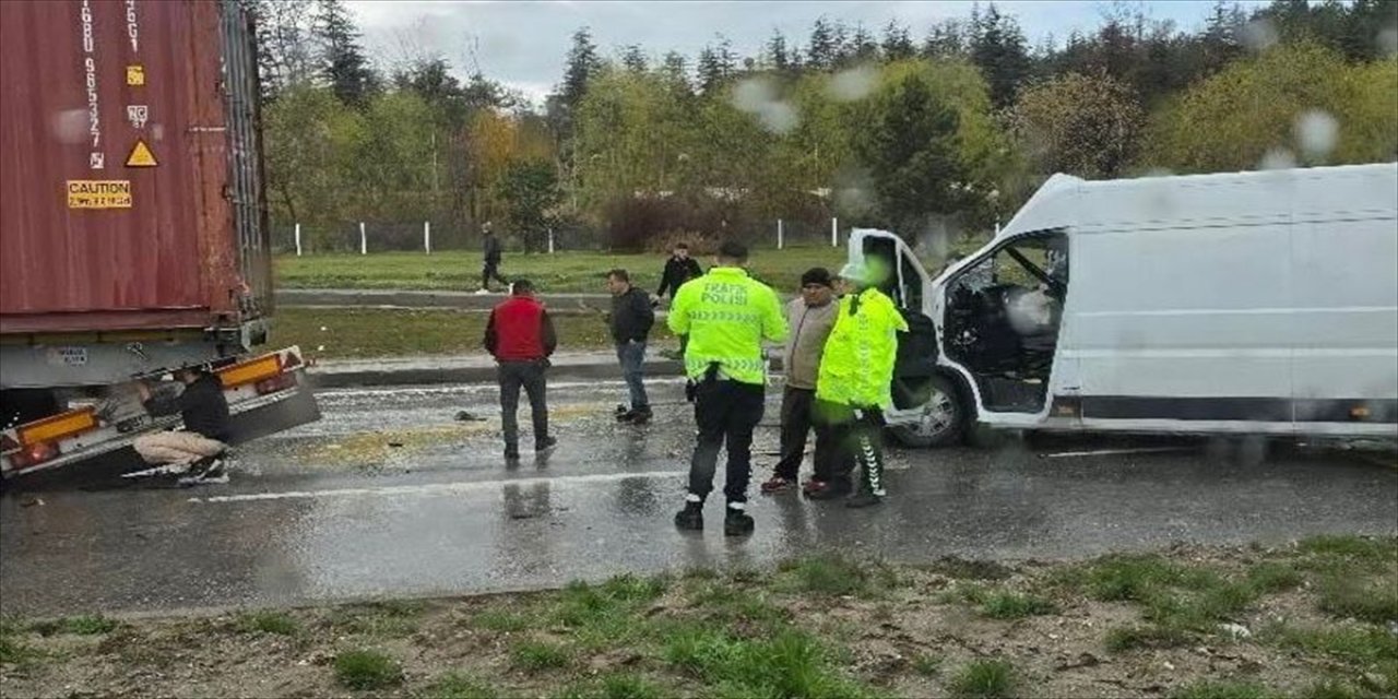 Eskişehir'de zincirleme kaza: 2 tır arasında kalan sürücü yaralandı