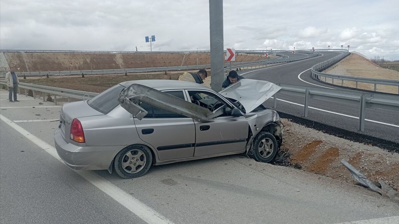 Karaman'da arabanın bariyerlere çarptığı trafik kazasında 2 yaralı