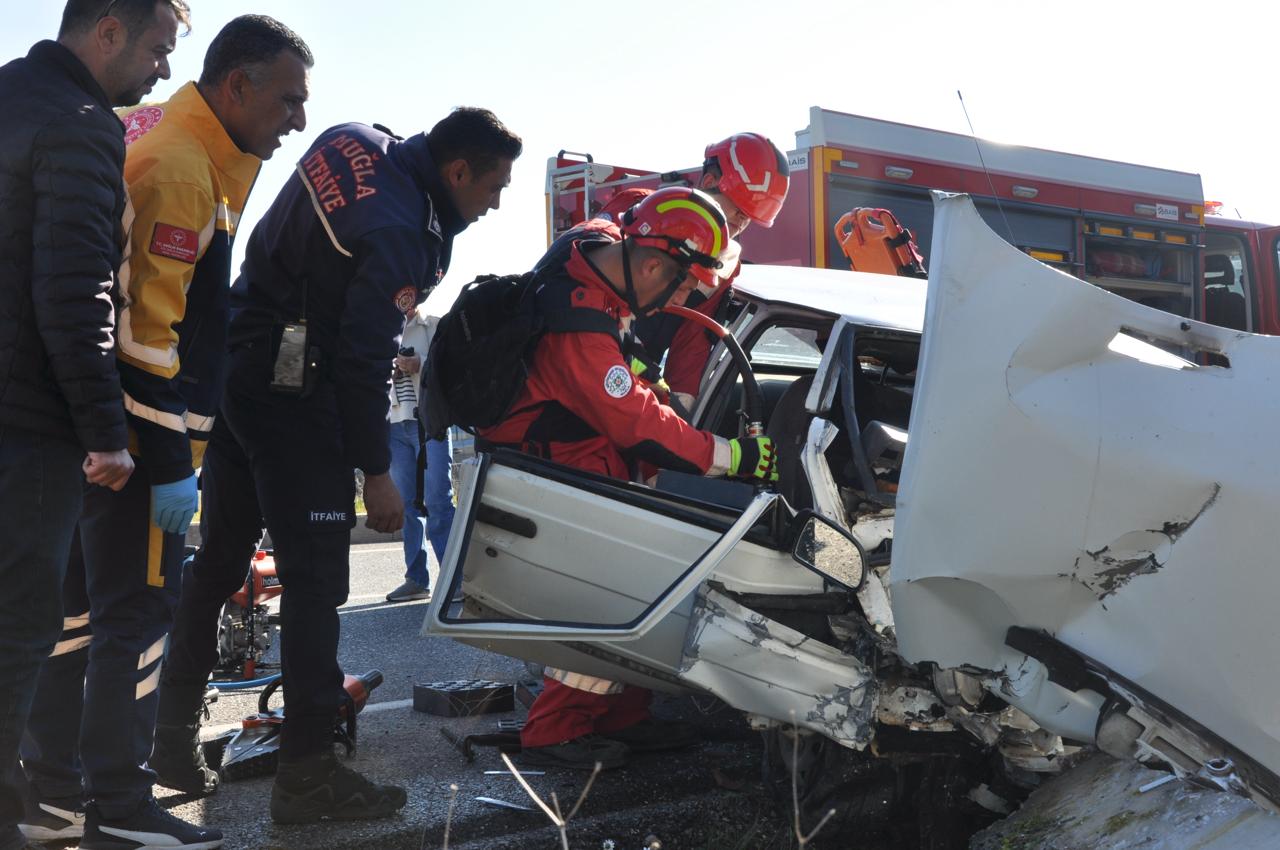 Araçta Sıkışan Yaralı Kurtarıldı