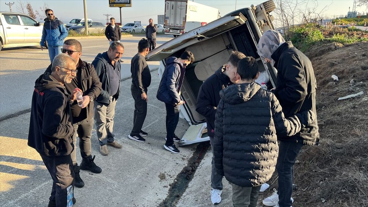 Çanakkale'de SUV ile minibüsün çarpıştığı trafik kazasında 8 yaralı