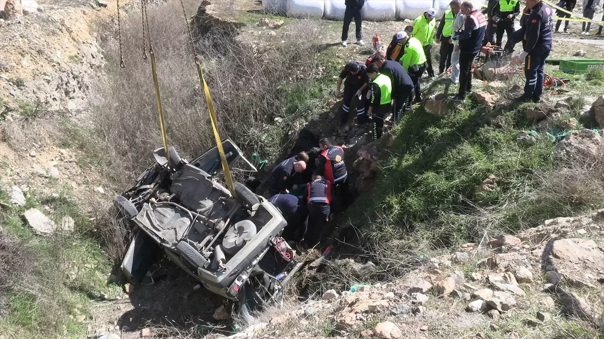 Kütahya'da Trafik Kazası: 2 Ölü, 1 Yaralı