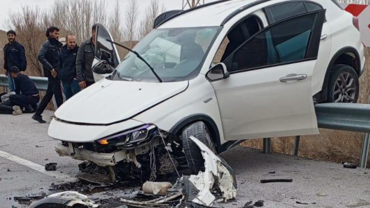 Van’da feci kaza: Otomobil bariyerlerde asılı kaldı, 4 yaralı