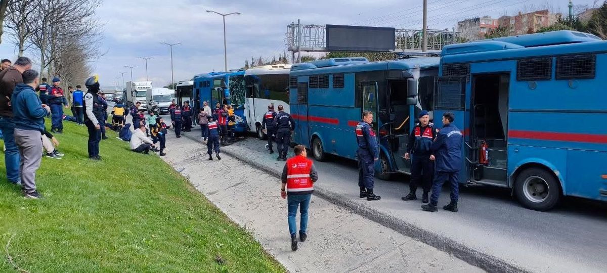 4 cezaevi aracı birbirine girdi; 6'sı jandarma 17 kişi yaralandı